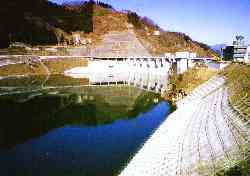 水をたたえた浦山ダム